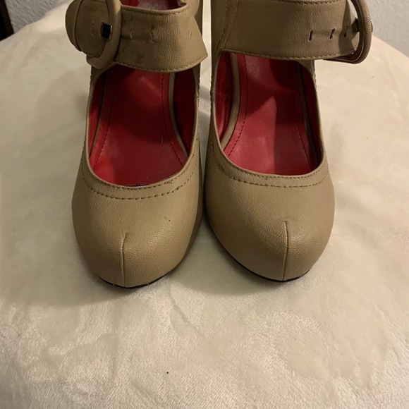 Tan leather high heels. - Picture 3 of 3